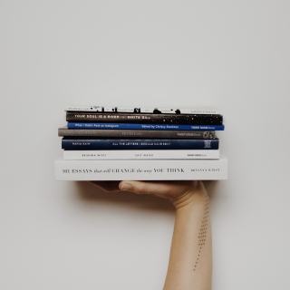 Стопка книг на ладони.